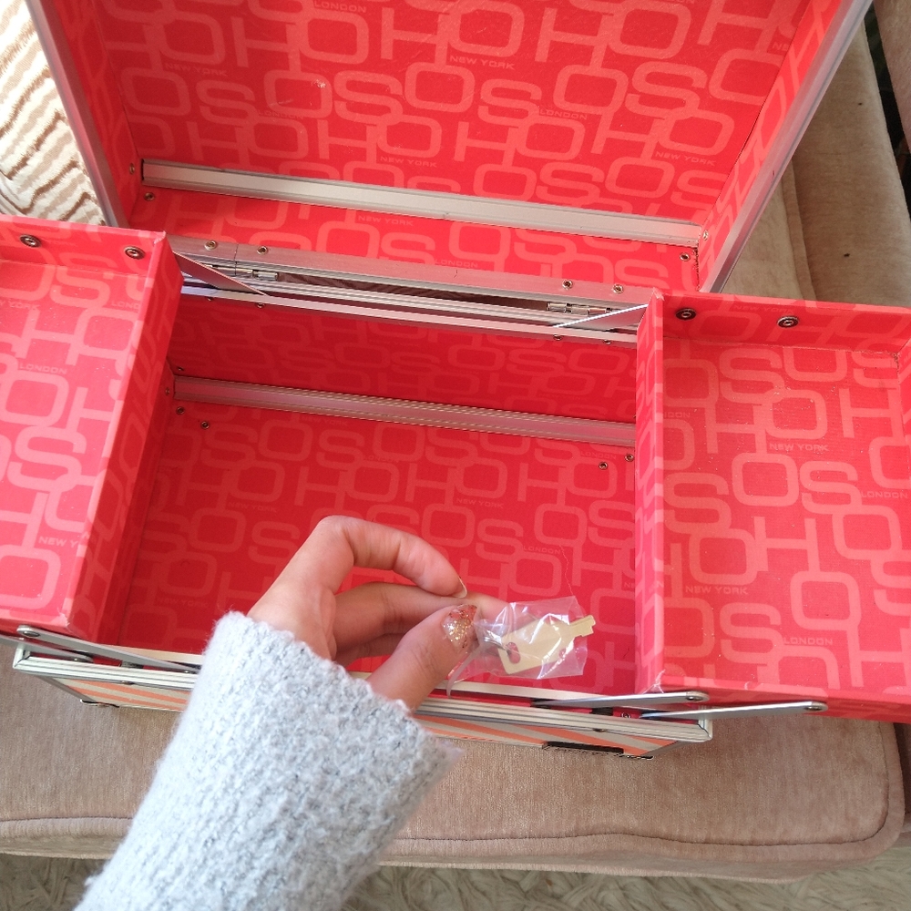 Makeup case - Picture 3 of 9